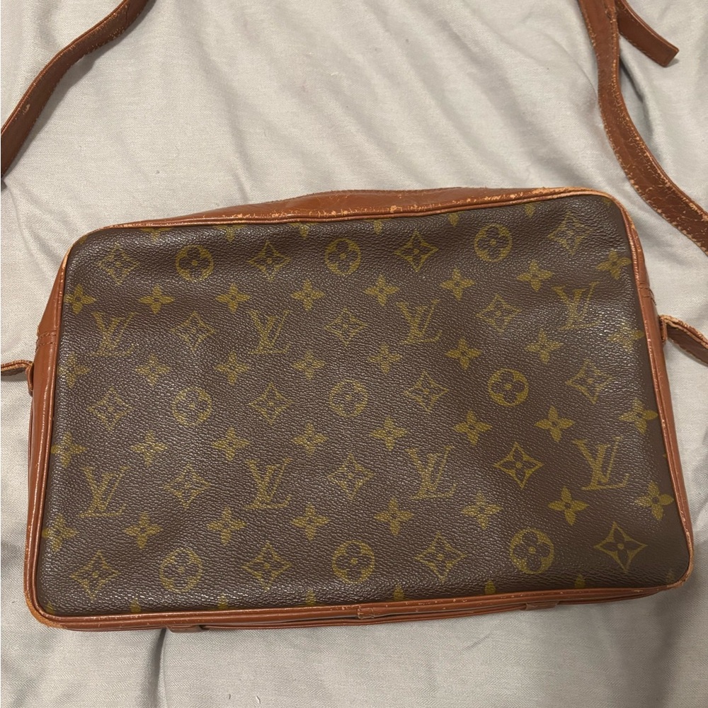 🚨SALE🚨Louis Vuitton Monogram Sac Bandouliere Bag (Auth)
